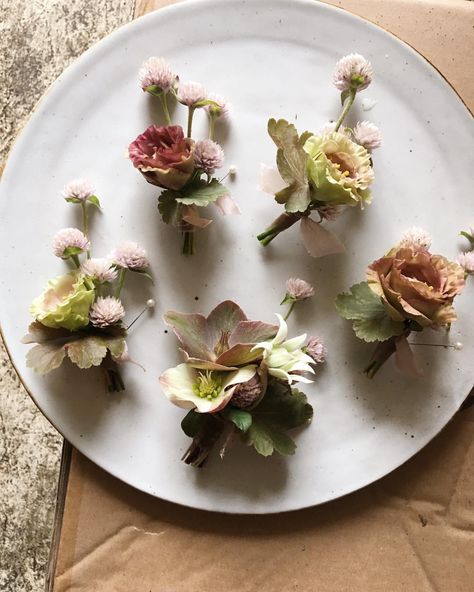 by @studiomondine Groom Boutineer, Boutineer Ideas, Studio Mondine, Become A Florist, Japanese Floral Design, Sogetsu Ikebana, Flower Shop Design, Modern Wedding Flowers, Groomsmen Boutonniere