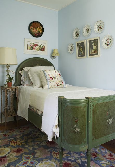 Beach Guest Room, Romantic Cottage, Cottage Bedroom, Green Bedding, Vintage Bedroom, Dreamy Bedrooms, Vintage Bed, Blue Rooms, Green Rooms