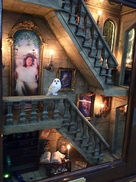 Harry Potter & Disney 1/12 scale miniature models Harry Potter Staircase, Hogwarts Scenery, Hogwarts Staircase, Dark Arts Classroom, Hermione Aesthetic, Chandelier Making, Defence Against The Dark Arts, Hogwarts Interior, Harry Potter Places