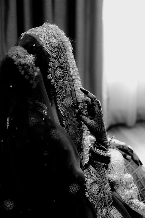 Unique Bridal Poses, Wedding Bridal Photoshoot, Bridal Asthetic, Bridal Poses Indian, Bride Shoot Poses, Bridal Poses Photography, Wedding Shoot Indian, Bridal Portraits Indian, Shadi Photoshoot