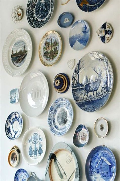 10 Practical Tips for Hanging Plates on the Wall - Unique Balcony  Garden Decoration and Easy DIY Ideas Plates On A Wall, Plates On The Wall, Blue And White Plates, Plate Hangers, Plate Wall Decor, Plate Wall, Plate Decor, Hanging Plates, Great Wall Of China