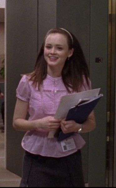 Light Feminity, Rory Outfits, Rory Core, Gilmore Girls Cast, Gilmore Style, Rory Gilmore Style, Gilmore Girls Fashion, Gilmore Girls Seasons, Korean Tv Shows