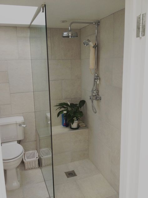 Small Shower Room, Bathroom Redecorating, Toilet And Bathroom Design, Bathroom Design Styles, Small Bathroom Layout, Bathroom Inspiration Modern, Washroom Design, Small Showers, Wet Room