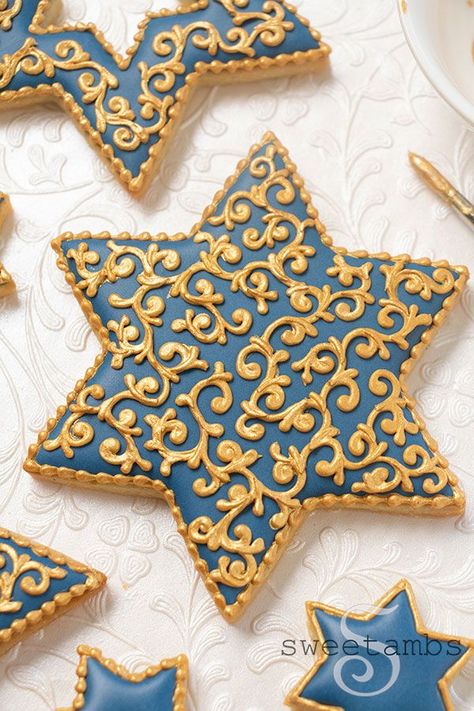 Growing up, I was lucky enough to celebrate both Christmas and Hanukkah with my family. My dad’s latkes are still the best I’ve had! I was long overdue for a Hanukkah cookie tutorial so I’m thrilled to share these decorated cookies for Hanukkah with you Star Cookies Decorated, Hannukah Cookies, Ugly Sweater Cookie, Hanukkah Traditions, Cookie Techniques, Royal Icing Decorated Cookies, Christmas Cookie Box, Hanukkah Crafts, Chanukah Party