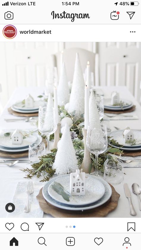 Tablescape Christmas, Christmas Table Decorations Centerpiece, Christmas Dinner Table, Christmas Table Centerpieces, Christmas Decor Inspiration, Xmas Deco, White Christmas Trees, White Christmas Decor, Nordic Christmas