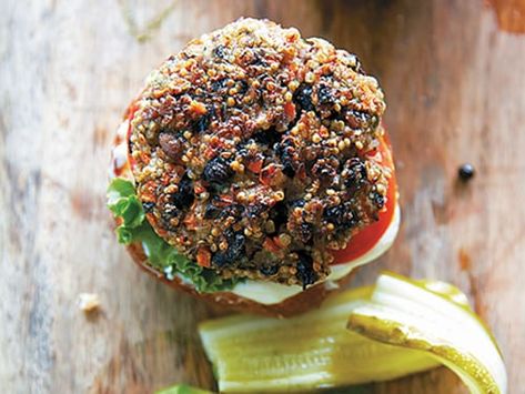 Supreme Crispy Quinoa Vegetable Burgers - Meat Free Monday Pollen Recipes, Olive Burger, Quinoa And Beans, Quinoa Veggie Burger, Vegetable Burger, Crispy Quinoa, Quinoa Burgers, Burger Meat, Michael Pollan