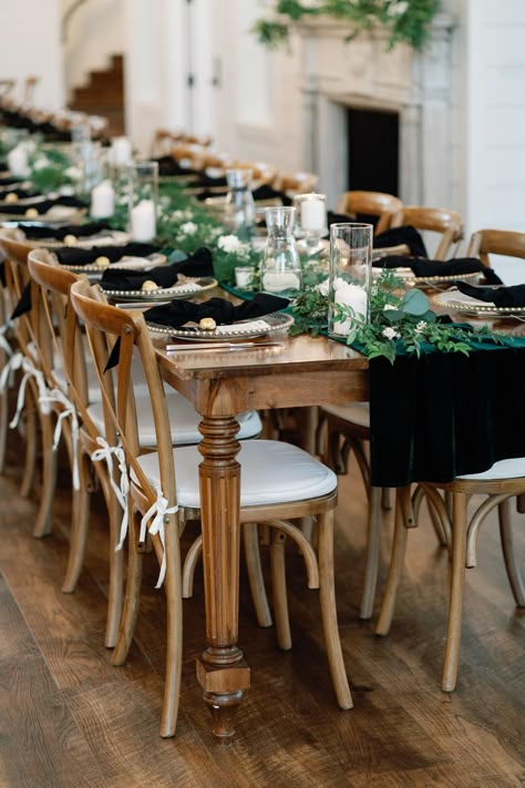 Emerald Green Table Runner Wedding, Dark Green Table Runner Wedding, Forest Green Table Setting, Emerald Green Wedding Theme Decor Table Settings, Rustic Emerald Green Wedding, Emerald Green Wedding Table Setting, Emerald Wedding Table, Green Table Runner Wedding, Emerald Green Table Decor