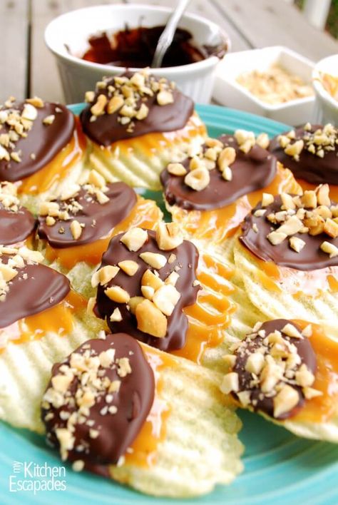 Chocolate Covered Potato Chips, Potato Chip Recipes, Caramel Dip, Caramel Chocolate, Chocolate Caramels, Tasty Treats, Sweets Desserts, Potato Chips, Candy Recipes