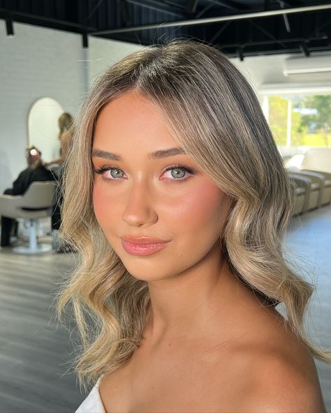 Flawless Senior Picture Makeup That Highlights Your Natural Beauty Grad Photo Makeup Senior Pics, Graduation Picture Makeup Ideas, Graduation Picture Makeup, Natural Graduation Makeup, Grad Photos Makeup, Country Graduation Party, Country Graduation, Picture Makeup, Grad Hair