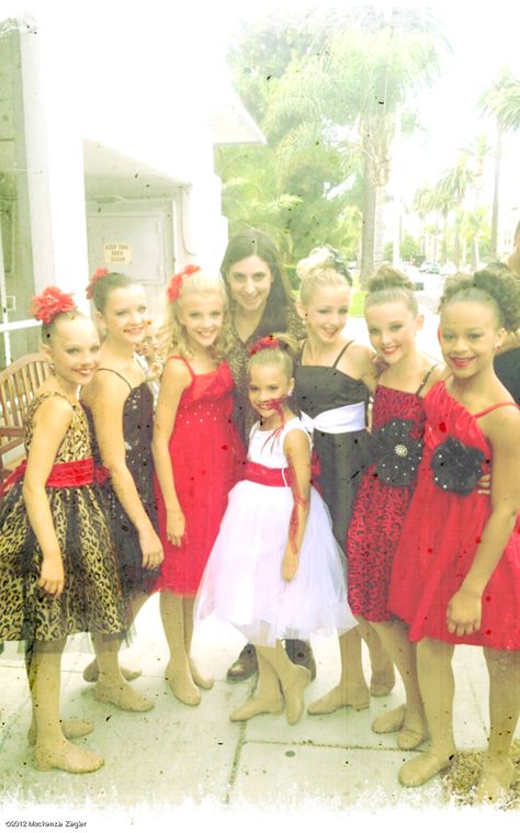 Dance Moms Group Photos, Aldc Rares, Dance Moms Group Dances, Dance Moms Memes, Dance Moms Costumes, Dance Moms Pictures, Moms Funny, Dance Moms Funny, Childhood Pictures