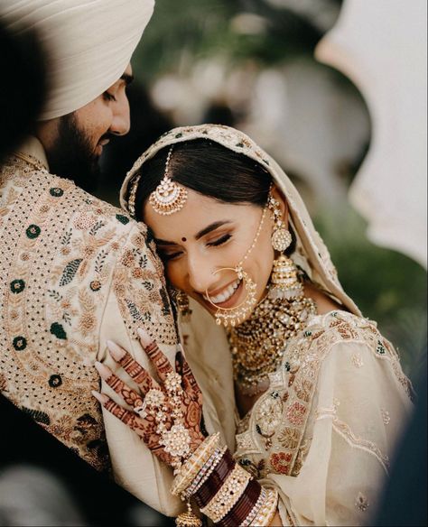 Sikh Wedding Photography, Indian Wedding Pictures, Bride Groom Photoshoot, Bride Groom Poses, Indian Bride Poses, Muslim Wedding Photography, Indian Bride Photography Poses, Bride Photos Poses, Indian Wedding Poses