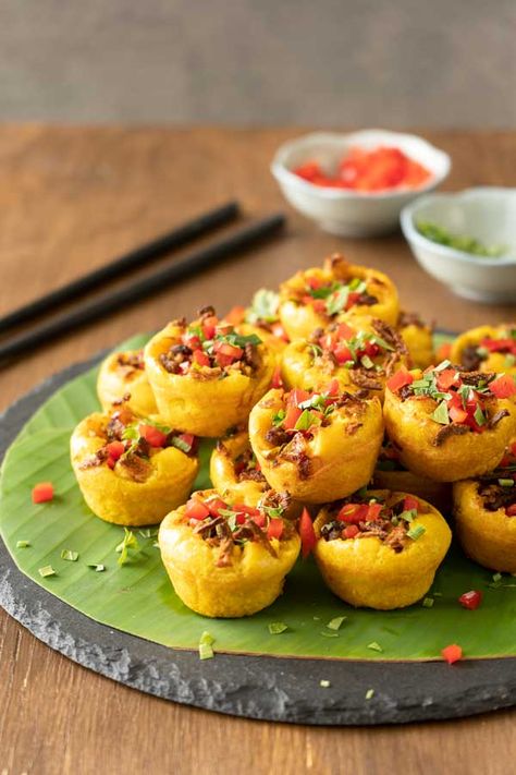 Malaysian savoury pancake bites! They're known as kuih cara berlauk and this recipe is made easier for expats and others outside Malaysia (like you and me). Brunei Food, Minced Beef Curry, Orange Cake Recipe Easy, Malaysian Recipes, Mini Cheesecakes Easy, No Bake Lemon Cheesecake, Asian Dessert, Pancake Bites, Malaysian Cuisine