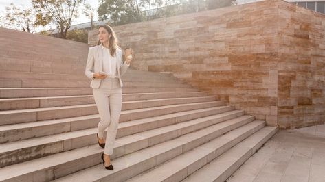 Elegant businesswoman on stairs outdoors... | Premium Photo #Freepik #photo Poses On Stairs, Stairs Photography, Women Poses, Studio Photography Poses, Woman Walking, Female Poses, Premium Photo, Studio Photography, Business Women