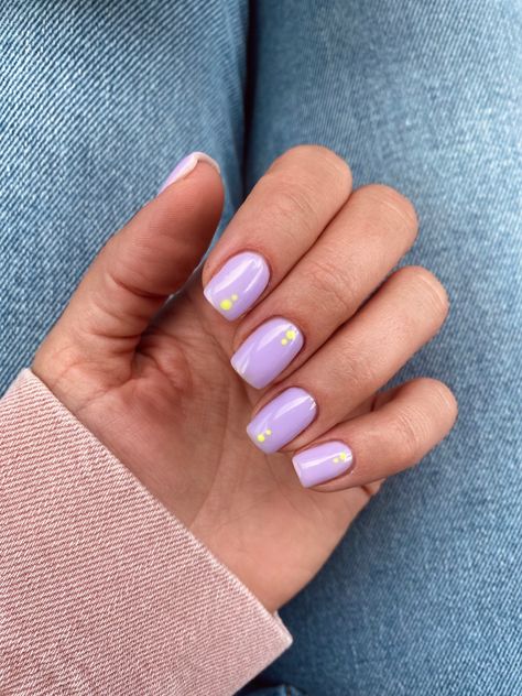 Nails by Beauty & The Nails - Ghent, Belgium Purple Nails With Dots, Biab Nails Purple, Purple Dot Nails, Lilac And Yellow Nails, Purple Yellow Nails, Purple Nails Simple, Lilac Nail Art, Purple And Yellow Nails, Nails Biab