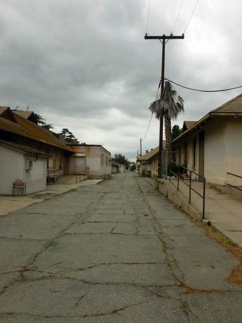 Abandoned Buildings Exterior, Poor City Aesthetic, Poor Aesthetic, Poor Neighborhood, Poor House, Downey California, Abandoned Farm, Abandoned Town, Car Station