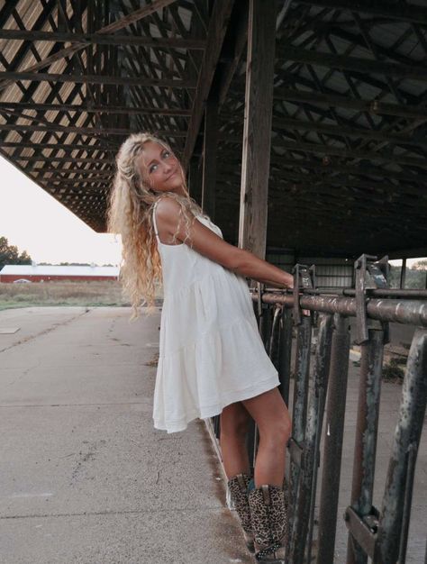 Senior pics on the farm Senior Picture Ideas Farm, Farm Photoshoot, Country Aesthetic Senior Photos, Farm Photoshoot Ideas, Senior Picture Ideas Cowgirl Boots, Barn Senior Pictures, Blonde Photography, Country Girl Senior Portraits, Farm Senior Pictures