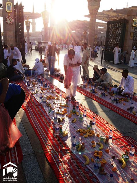 Iftar preparations outside the courtyard gates of Masjid al Nabawi.  Ramadan 1435.   { by Al Miskeenah } Makkah Mosque, Kaba Madina, Nabawi Mosque, Masjid Al Nabawi, Islamic Months, Masjid Nabawi, Ramadhan Mubarak, Makkah Madina, Religious Photos