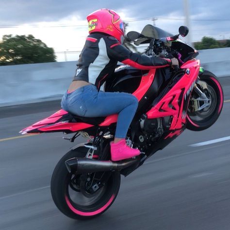 If you’re tagged you need to wrap your bike pink 😂🔥———————————————————————— Rider 🙏 @marianny1616 FOLLOW @bikesandtigers FOLLOW… Girl Riding Motorcycle, Pink Motorcycle, Image Moto, Custom Sport Bikes, Crotch Rocket, Pink Bike, Motorbike Girl, Pretty Bike, Girls On Bike