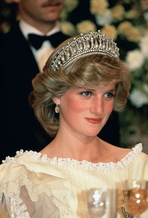 Prințesa Diana, Putri Diana, Lovers Knot Tiara, Princesa Real, Rainha Elizabeth Ii, Princess Diana Fashion, Princess Diana Photos, Princess Diana Family, Princess Diana Pictures