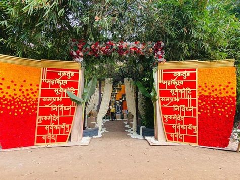 Royal Wedding Entrance Decor Marathi Wedding Decor, Gurdwara Decoration, Marathi Wedding Decoration, Maharashtrian Wedding Decoration, Shiv Abhishek, Ganesha Poster, Banaras Ghat, Royal Entrance, Wedding Fest