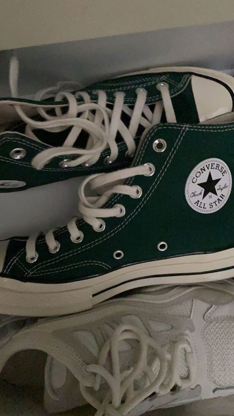 Dark Green Converse Aesthetic, Light Green Converse Outfit, Emerald Converse, Emerald Green Converse, Green Converse Outfit Aesthetic, Light Green Converse, Green Converse Outfit, Converse Outfit Aesthetic, Dark Green Converse