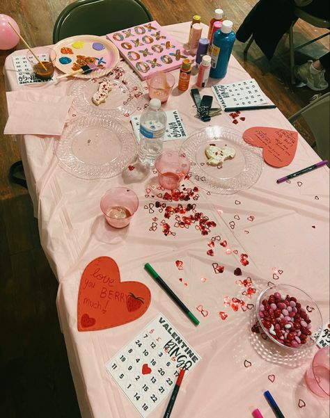 galentines party, friends, aesthetic, photos, valentines day, college, canvas painting College Valentines Day Party, Galentines Party College, Galentine Party Aesthetic, Friend Valentine Party Ideas, Valentine’s Day Friends, Valentine’s Day Party Activities, Galentines Party On A Budget, Valentine’s Day With Friends, Galentines Aesthetic Photos