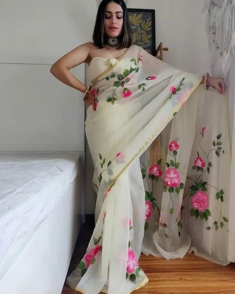 Light Green Saree, Green Organza Saree, India Traditional Dress, Light Green Blouse, Designer Dresses Elegant, Saree Painting Designs, Simple Saree Designs, Pakistani Formal Dresses, Floral Print Sarees