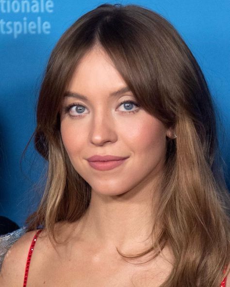 Sydney Sweeney Hair, Hot Mommy, Sydney Sweeney, Haircut Inspiration, Hair Appointment, Red Outfit, Perfect Woman, Jennifer Aniston, Cut And Color