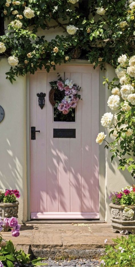 Pretty Doors, Country Cottage Garden, Cottage Windows, Kerb Appeal, Flower Door, Pink Cottage, Boat Ideas, Pink Door, Closet Decor