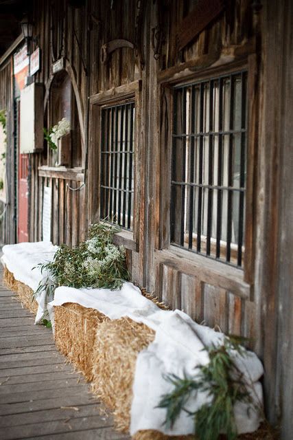 Hay Winter Front Porch, Rustic Wedding Ideas, Hay Bales, Wedding Company, Front Porch Decorating, Rustic Barn Wedding, Rustic Country Wedding, Christmas Minis, Rustic Barn