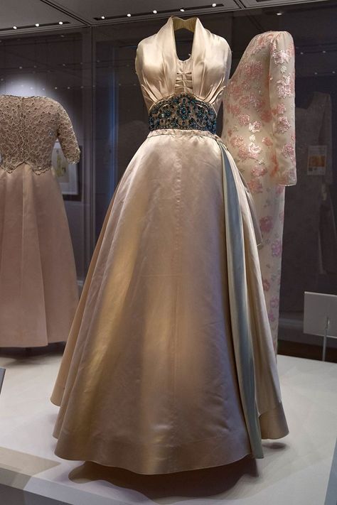 Norman Hartnell, Fashion Rules, Diana Princess Of Wales, Diana Fashion, Diana Princess, Royal Dresses, Kensington Palace, Princess Margaret, Queen Dress