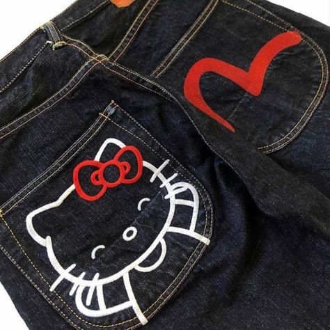 Paint On Pants Ideas, Thrift Flip Ideas, Custom Jeans Diy, Jeans Drawing, Denim Diy Clothes, Diy Hello Kitty, Painted Clothes Diy, Kitty Clothes, Hello Kitty Crafts