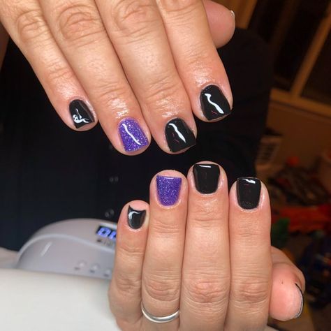 Black And Purple Nails Men, Halloween Nails With Purple, Halloween Nails 2023 Purple, Easy Halloween Nail Art For Short Nails, Black And Dark Purple Nails, Purple Halloween Nails Short, Halloween Purple Nails, Purple Black Halloween Nails, Black And Purple Nails Short