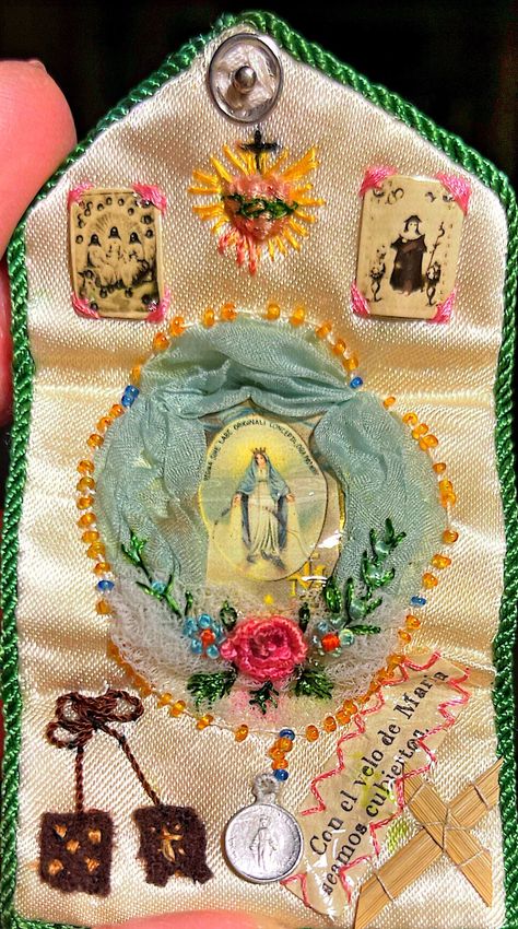 Pocket Alter Diy, Pocket Shrine Diy, Pocket Altar, Catholic Embroidery, Pocket Shrine, Travel Altar, Catholic Crafts, Agnus Dei, Blessed Mother Mary