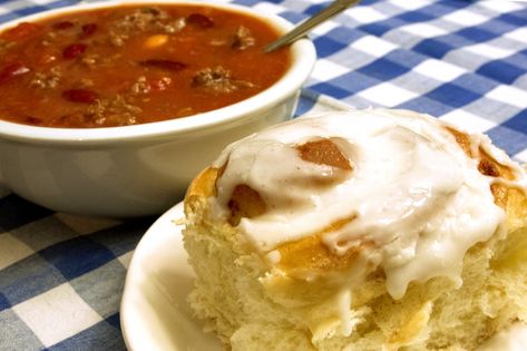 Chili With Cinnamon, Superbowl Dishes, Caramel Rolls, Sweet Buns, School Cafeteria, Cinnamon Bun, Caramel Topping, Homemade Chili, Fun Recipes