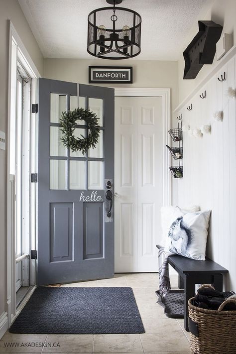 Neutral black and white entryway | 100+ Beautiful Mudrooms and Entryways at Remodelaholic.com Koti Diy, Modern Entryway, Foyer Design, Entrance Design, Style At Home, Kitchen Makeover, Small Apartment, House Tour, Decor Rustic