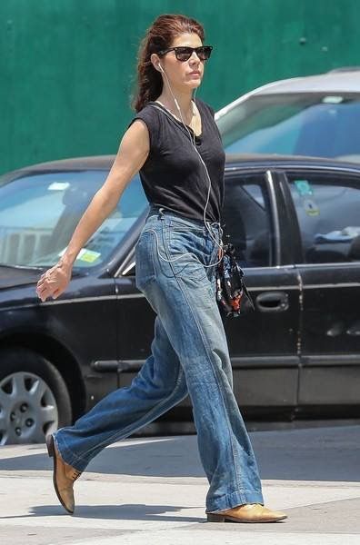 Marisa tomie Marisa Tomei Street Style, Marissa Tomei Style, Marisa Tomei Style, Marisa Tomei Hot, Natural Outfits, Marissa Tomei, Soft Wavy Hair, Marisa Tomei, Soft Dramatic