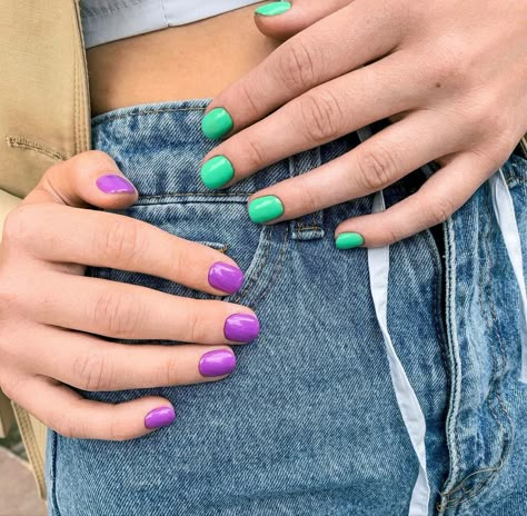 2 Diff Color Hand Nails, Two Color Nails On Each Hand, Two Colored Nails, Different Color Nails On Each Hand, Two Different Colored Nails On Each Hand, Half Nails, Multicoloured Nails, Two Color Nails, Funny Nails