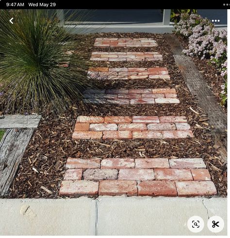 Brick Path, Brick Garden, Garden Walkway, Decorating Ideas For The Home, Home Landscaping, Garden Yard Ideas, Summer Decorating Ideas, Front Yard Garden, Garden Pathway