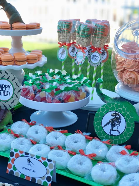 Dinosaur Candy Table Ideas, Dinosaur Treat Table Ideas, Dino Candy Bar, Dinosaur Birthday Candy Table, Dino Candy Table, Jurassic Park Treat Table, Jurassic Park Dessert Table, Dinosaur Dessert Table Ideas, Dinosaur Candy Table