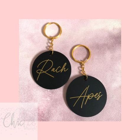 Glowforge Keychains, Engraved Projects, Gold Keychain, Personalised Keyrings, Custom Keychains, Acrylic Keyring, Idee Cricut, Clay Keychain, Polymer Clay Flower Jewelry