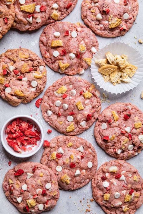 Vegan Strawberry Shortcake Cookies - Make It Dairy Free Vegan Cookies Valentines Day, Vegan Strawberry Brownies, Easter Desserts Vegan, Vegan Valentines Day Cookies, Vegan Valentines Cookies, Vegan Stuffed Cookies, Vegan Strawberry Cookies, Vegan Valentines Day Treats, Vegan Valentines Day Desserts