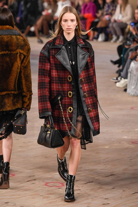 Coach 1941 Fall 2019 Ready-to-Wear collection, runway looks, beauty, models, and reviews. Coach Fashion, Ivy League Style, Coach 1941, Fashion Design Collection, Fashion Plates, Coat Fashion, Primavera Estate, Autumn Winter Fashion, Runway Fashion