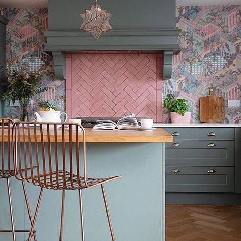 We adore this sage green shaker kitchen with the pink herringbone splashback. The fabulous wallpaper adds to the individuality and we love the copper chairs too. In the home of peacockfinds on Instagram. Herringbone Kitchen Backsplash, Herringbone Kitchen, Green Interior Design, Pink Kitchen, Kitchen Units, Kitchen Wallpaper, Green Kitchen, Kitchen Style, Kitchen Backsplash