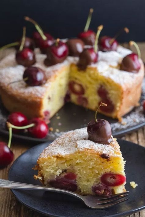 Fresh Cherry Cake Recipe, Fresh Cherry Cake, Forest Desserts, Homemade Fruit Pizza, Fresh Cherry Recipes, Cherry Cake Recipe, Summer Fruit Desserts, Sponge Cakes, Fresh Cherry