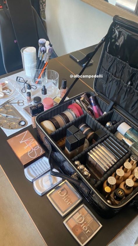 Makeup Business Names Ideas, Mua Essentials, Pro Makeup Kit, Makeup Business Names, Makeup Artist Kit Organization, Professional Makeup Artist Kit, Makeup Artist Career, Makeup Artist Kit Essentials, Beauty Job