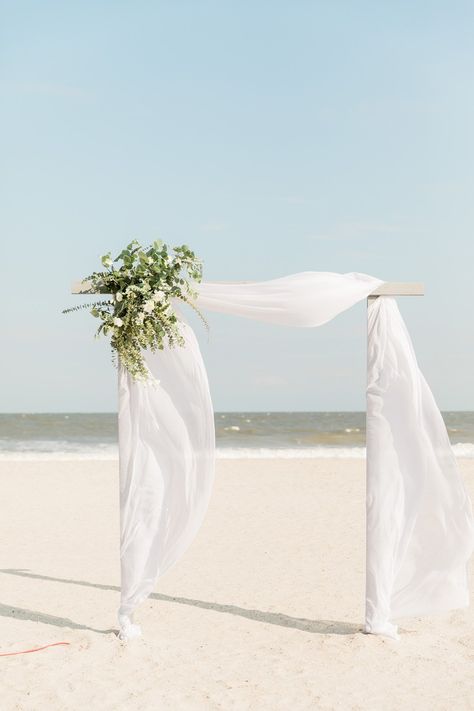 Charleston Beach Wedding, Charleston Beach, Charleston Beaches, Beach Wedding Decorations Reception, Wedding Posing, Poses Wedding, Disney Weddings, Beach Wedding Flowers, Boho Beach Wedding