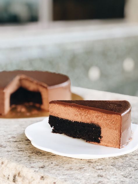 RECIPE: A Rich Chocolate Brownie Mousse Cake, Where Fudge Brownie Meet - Bakestarters Double Chocolate Chip Muffins, White Chocolate Brownies, Mousse Cake Recipe, Brownies From Scratch, Dark Chocolate Brownies, Fudge Brownie, Chocolate Lava Cake, Chocolate Mousse Cake, No Bake Brownies