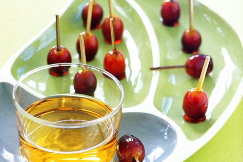 Toffee Grapes....like mini candy apples! Toffee Grapes, Mini Candy Apples, Finger Food Desserts, Christmas Appetizers Party, Grape Recipes, Christmas Menu, Christmas Appetizers, Party Food Appetizers, Candy Apples