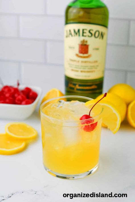 Jameson Whiskey Sour Jameson Whiskey Drinks, White Russian Recipes, Whiskey Sour Recipe, Jameson Whiskey, Jameson Irish Whiskey, Classic Cocktail Recipes, Squeezed Lemon, Sour Cocktail, Whiskey Sour